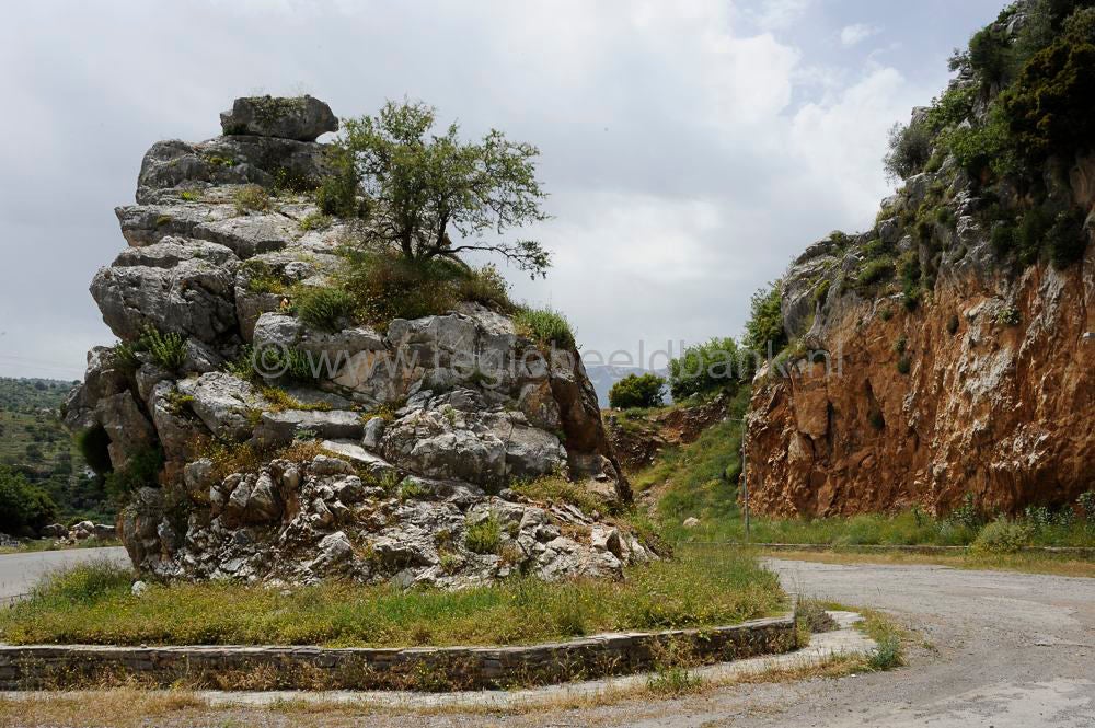Sfendoni_Cave_2011031.jpg