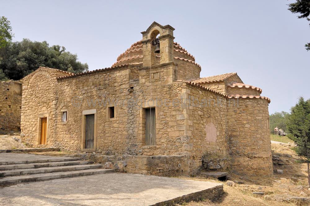 Spilia-Drakona-Roka